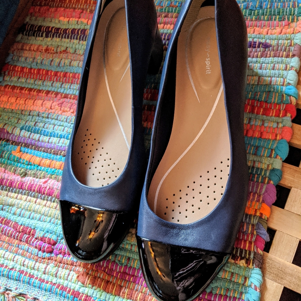 Easy Spirit low heel pump size 7.5 blue and black